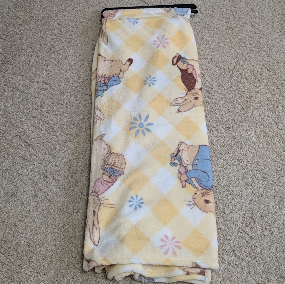 ❌SOLD❌Beatrix Potter Peter Rabbit Oversized Plush Throw, Gingham & Floral Design - Picture 3 of 6